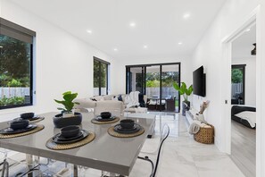Luxury House, 3 Bedrooms, Private Pool, Garden View | Dining room