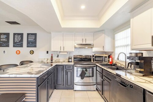 Wall Street Retreat - Modern , Luxury, Near Beach!