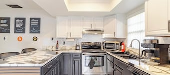 Wall Street Retreat - Modern , Luxury, Near Beach!