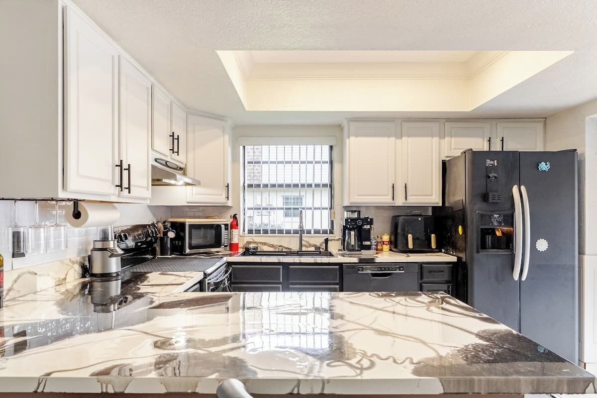 Een koelkast, een microgolfoven, een oven, een kookplaat