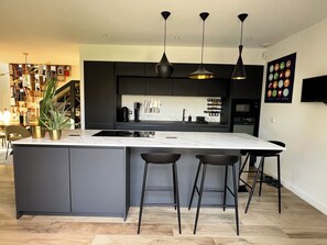 Microondas, horno, placa de cocina y lavavajillas