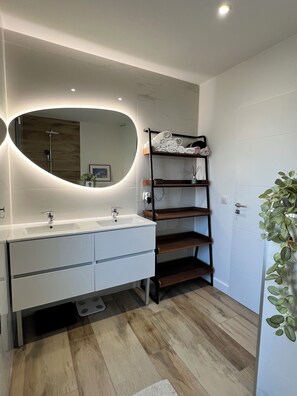 Dusche, Haartrockner, Toilettenpapier