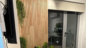 Un espace repas moderne avec une table en bois, des chaises et une télécommande posée sur la table.