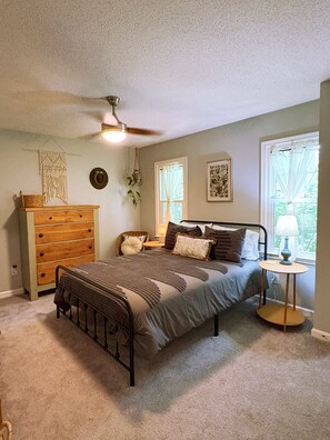 3 bedrooms, desk, iron/ironing board, free WiFi