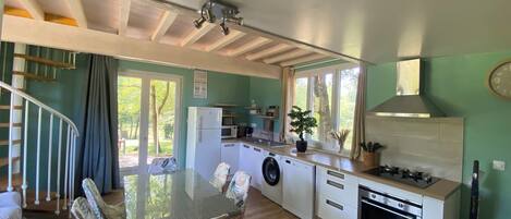 ثلاجة، ميكروويف، فرن، موقد طهي مسطح