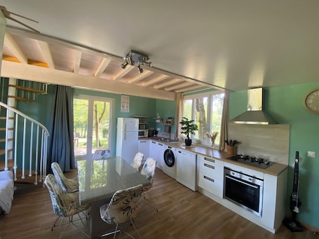 Een koelkast, een microgolfoven, een oven, een kookplaat. Gîte de la Liambe -wooden house in the countryside - sleeps 4 to 6 -