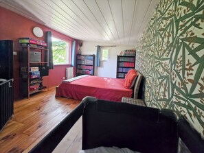 2 bedrooms, iron/ironing board, travel crib, WiFi (free) - Gîte de la Liambe -wooden house in the countryside - sleeps 4 to 6 - (Dommartin-lès-Cuiseaux)