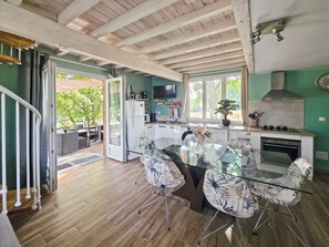 Coffee/tea maker, fridge, microwave, oven - Gîte de la Liambe -wooden house in the countryside - sleeps 4 to 6 - (Dommartin-lès-Cuiseaux)