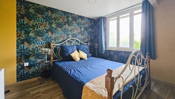 2 bedrooms, iron/ironing board, travel crib, WiFi (free)