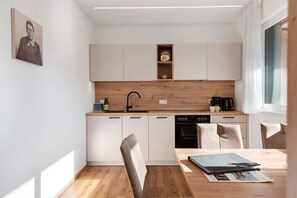 Fridge, oven, stovetop, dishwasher