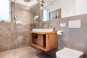 Dusche, Haartrockner, Handtücher