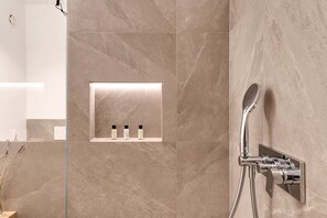 Dusche, Haartrockner, Handtücher