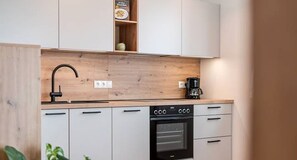 Fridge, oven, stovetop, dishwasher