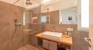 Douche, sèche-cheveux, serviettes fournies