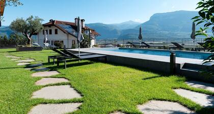 Apartment 'Katherina' mit Bergblick, Gemeinschaftspool und WLAN