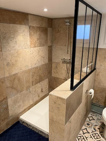 Shower, hair dryer, towels, soap. A stopover in Norges-la-Ville!