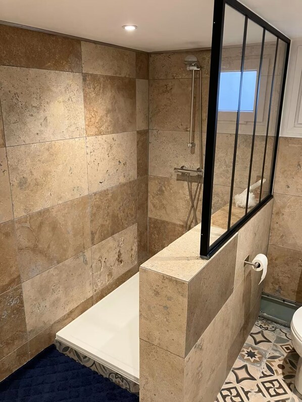 Shower, hair dryer, towels, soap - A stopover in Norges-la-Ville! (Norges-la-Ville)