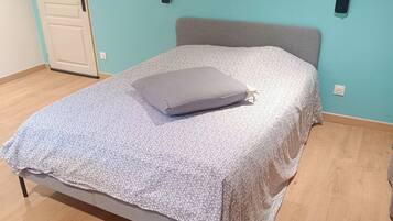 Travel cot, WiFi, bed sheets