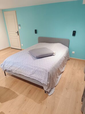 1 bedroom, desk, travel crib, free WiFi - A stopover in Norges-la-Ville! (Norges-la-Ville)