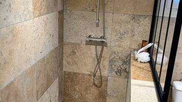 Een douche, een haardroger, handdoeken, zeep