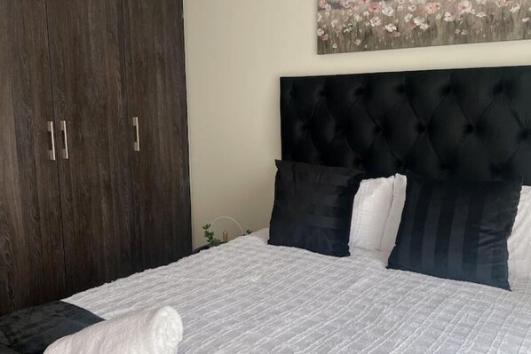 Iron/ironing board, Internet, bed sheets
