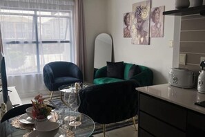 Living area - Cozy apartment: TV/Wi-Fi/Netflix (Johannesburg South)