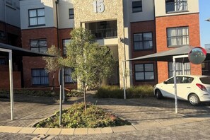Exterior - Cozy apartment: TV/Wi-Fi/Netflix (Johannesburg South)