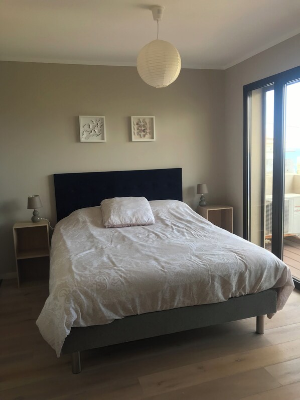 Iron/ironing board, WiFi, bed sheets