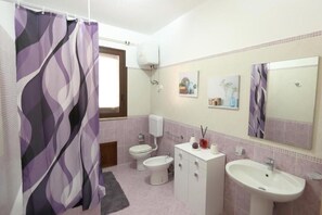 Hair dryer, bidet, towels, soap - Sweet World - Family Room with Terrace Near the Beach (Terrasini)