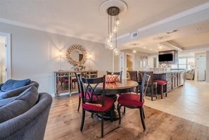 Condo, nhiều giường (DiMucci Towers Ten 1604) | Khu ăn uống
