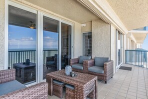 Appart'hôtel, plusieurs lits (DiMucci Towers Ten 1604) | Terrasse/Patio