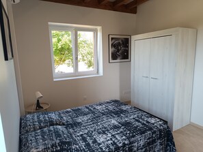 1 slaapkamer, een strijkplank/strijkijzer, wifi, beddengoed