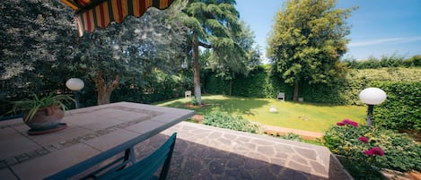 Habitación estándar doble, vistas al jardín | Cortinas opacas, tabla de planchar con plancha, wifi gratis