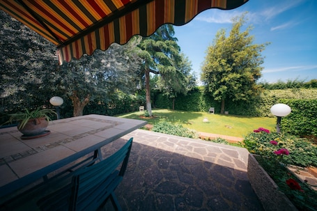 Standard Double Room, Garden View | Blackout drapes, iron/ironing board, free WiFi