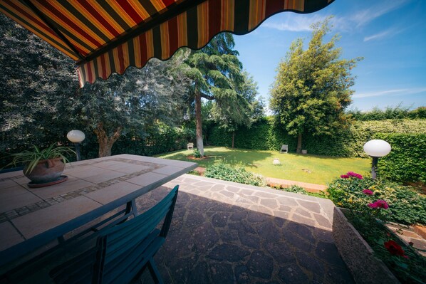Doppia Standard, vista giardino | Tende oscuranti, ferro/asse da stiro, Wi-Fi gratuito