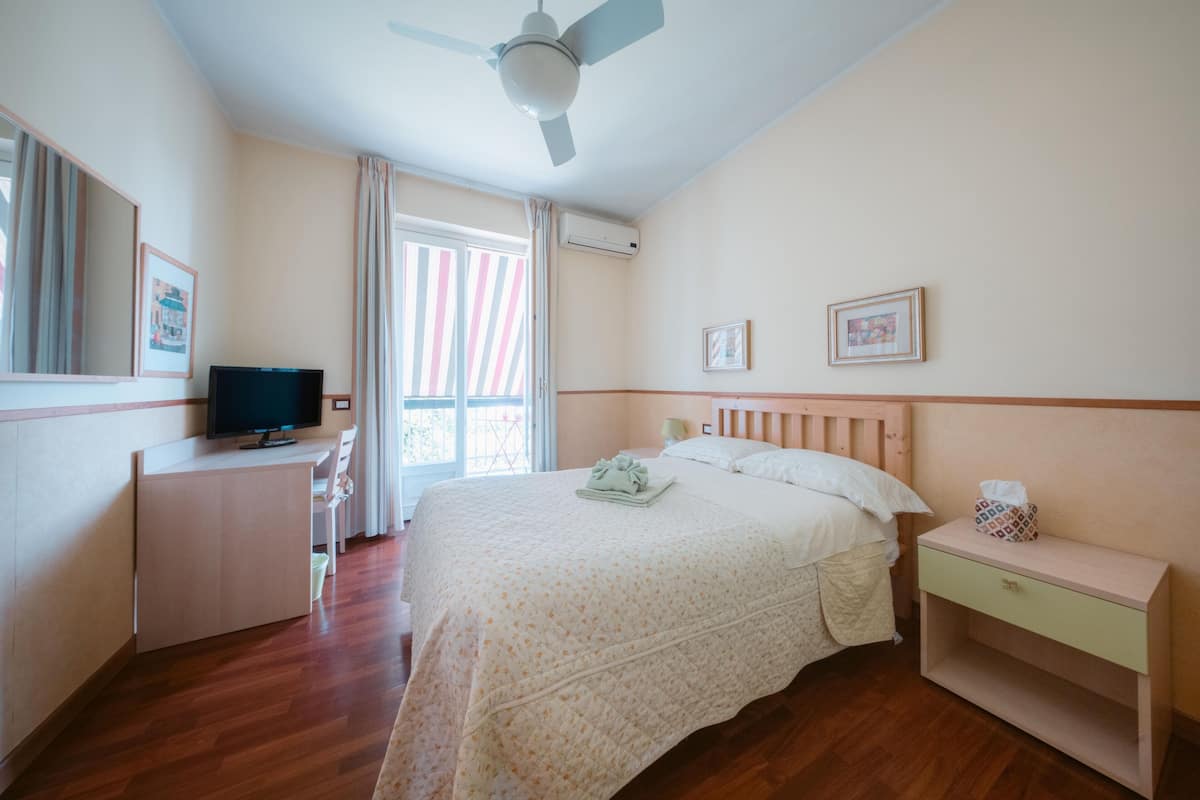 Single Room, Balcony, Garden View | Langsir/tirai gelap terus, seterika/papan seterika, Wi-fi percuma