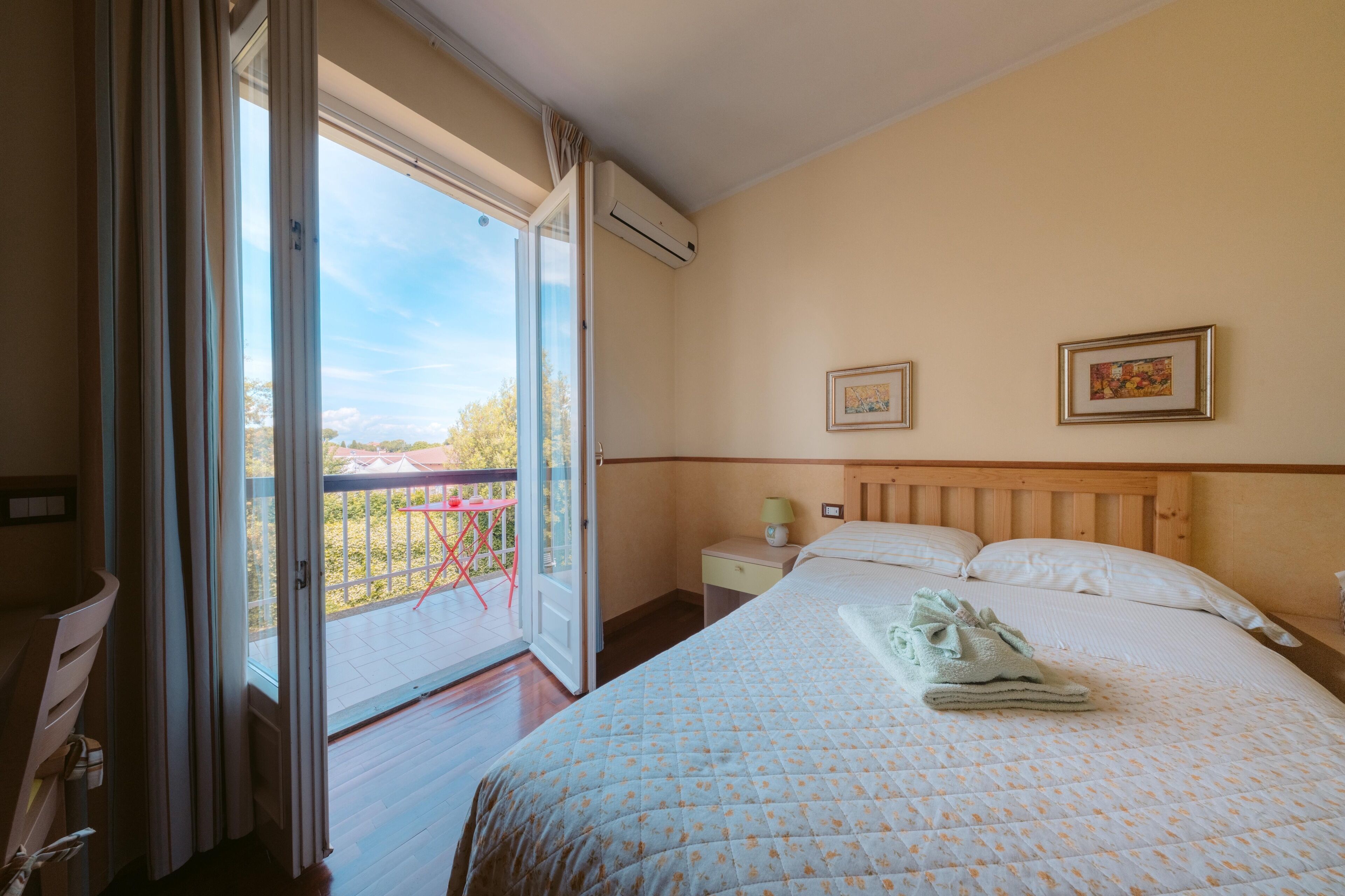 Camera singola, balcone, vista giardino | Tende oscuranti, ferro/asse da stiro, Wi-Fi gratuito
