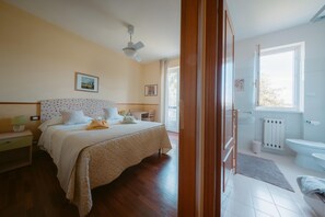 Camera doppia, balcone, vista giardino | Tende oscuranti, ferro/asse da stiro, Wi-Fi gratuito