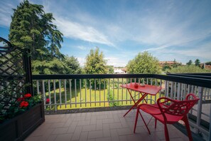 Chambre Simple, balcon, vue jardin | Terrasse/Patio