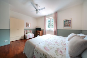 Habitación triple Confort, vistas al jardín | Cortinas opacas, tabla de planchar con plancha, wifi gratis