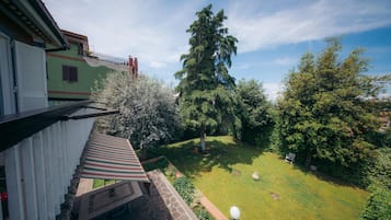 Camera doppia, balcone, vista giardino | Tende oscuranti, ferro/asse da stiro, Wi-Fi gratuito
