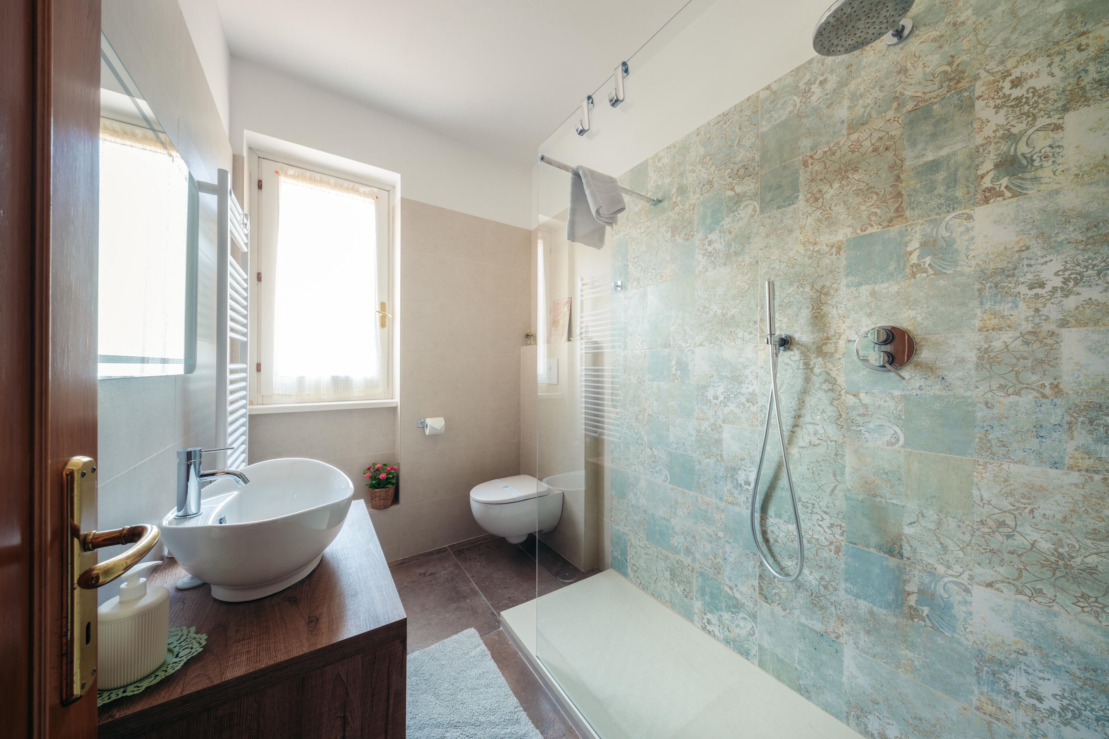 Comfort-Dreibettzimmer, Gartenblick | Badezimmer
