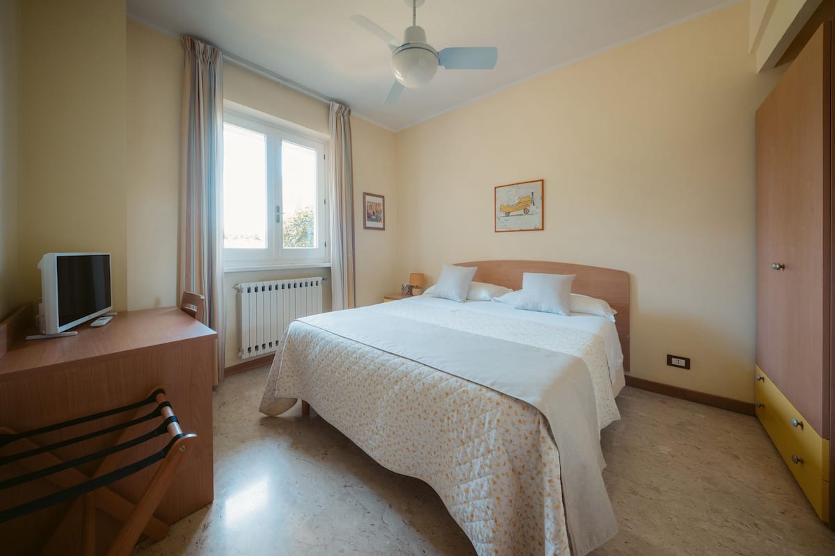 Standard Double Room, Garden View | Langsir/tirai gelap terus, seterika/papan seterika, Wi-fi percuma
