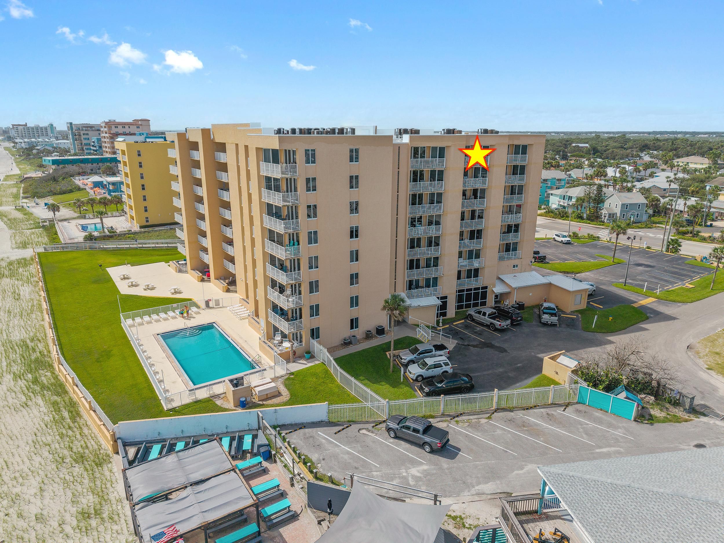 Un hôtel à plusieurs étages doté d’une piscine, d’un parking et d’une courClose.
