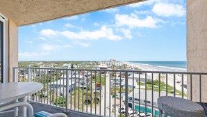 Un balcon avec vue sur la plage et sur le paysage urbain.