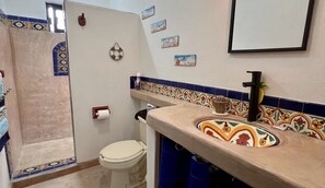 Dusche, Haartrockner, Handtücher, Toilettenpapier
