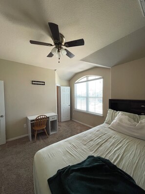 4 bedrooms, desk, free WiFi