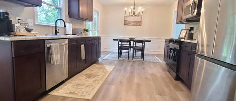 Refrigerador, microondas, horno, placa de cocina