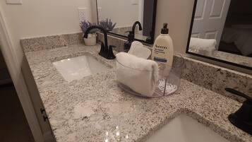 Doccia, asciugacapelli, asciugamani, sapone