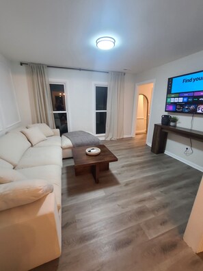 Smart-TV, Kamin, Tischtennisplatte, Bücher